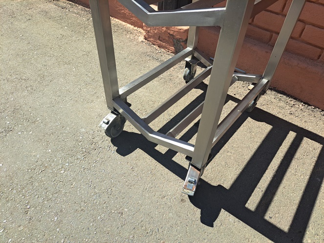 Estante acero inoxidable con ruedas para bidones de agua / Usado #7