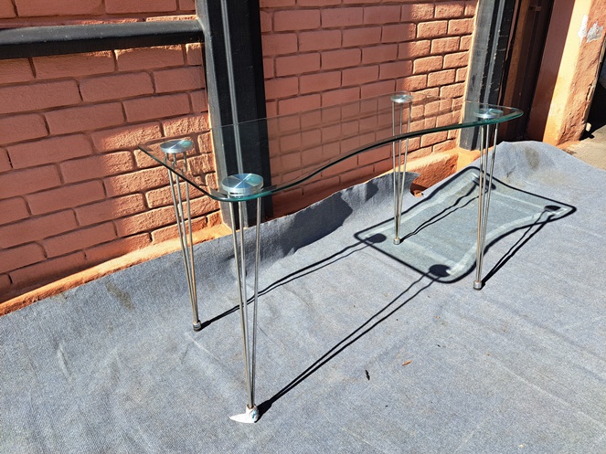 Mesa de Vidrio con patas metálicas / Usada #2