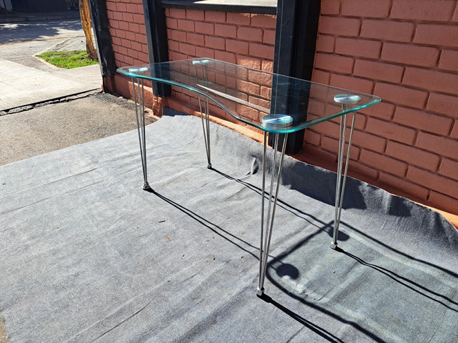 Mesa de Vidrio con patas metálicas / Usada #3