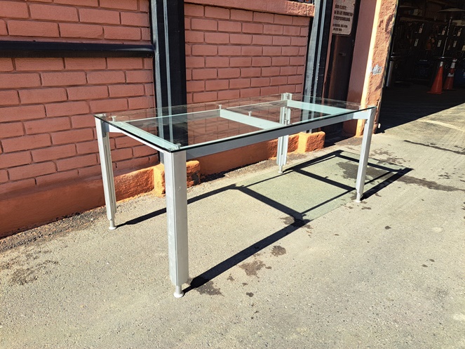 Mesa Estructura Metálica cubierta de vidrio / Usado #2
