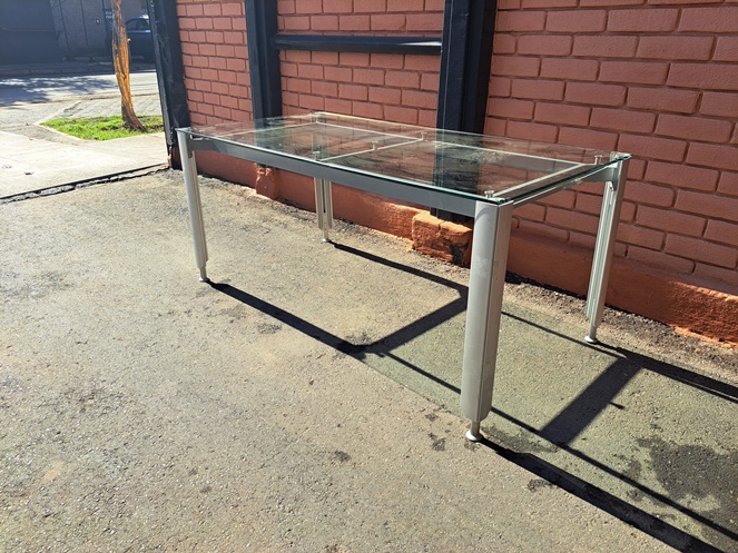 Mesa Estructura Metálica cubierta de vidrio / Usado #3