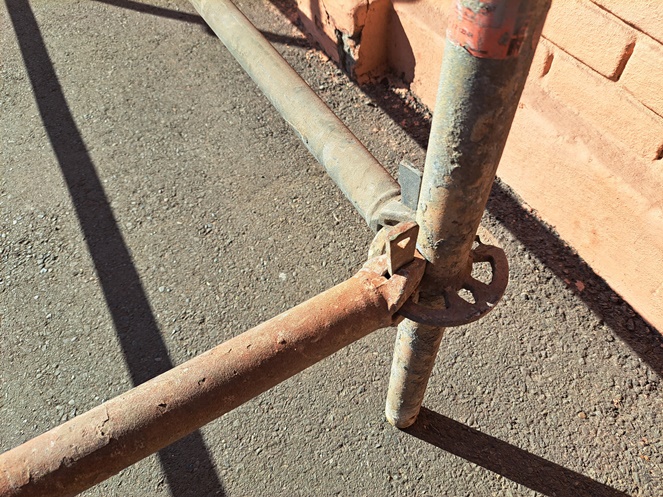 Andamio Multidireccional / Layher / Alto 2.200 mm x Fondo 850 mm / Escalera Interior / Usado #11