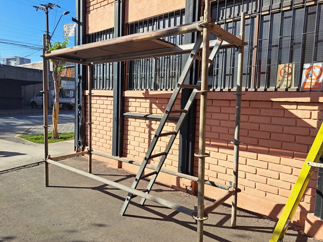 Andamio Multidireccional / Layher / Alto 2.200 mm x Fondo 850 mm / Escalera Interior / Usado #2