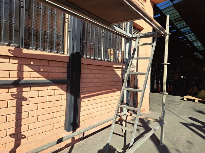 Andamio Multidireccional / Layher / Alto 2.200 mm x Fondo 850 mm / Escalera Interior / Usado #8