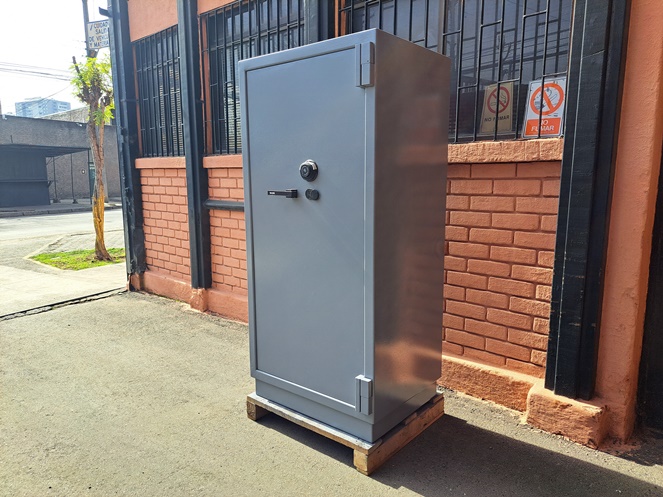 Caja Fuerte Marca Bash / Gris Claro / Con Llave y Clave / 296 / Usado #3