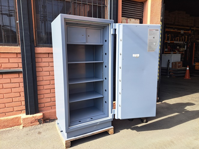 Caja Fuerte Marca Bash / Gris Claro / Con Llave y Clave / 296 / Usado #5