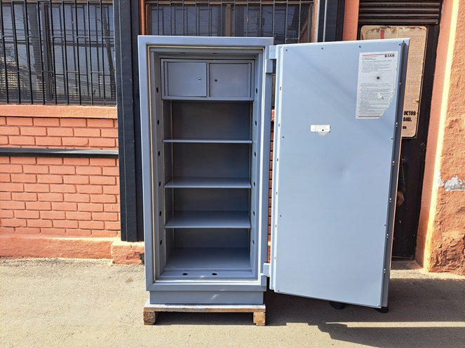 Caja Fuerte Marca Bash / Gris Claro / Con Llave y Clave / 296 / Usado #6