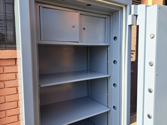 Caja Fuerte Marca Bash / Gris Claro / Con Llave y Clave / 296 / Usado #7