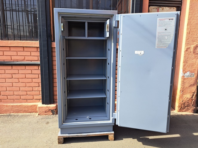 Caja Fuerte Marca Bash / Gris Claro / Con Llave y Clave / 296 / Usado #8