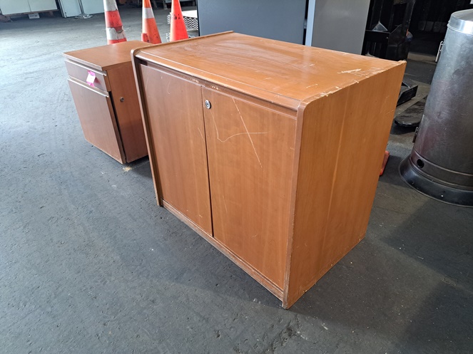 Mueble madera / Enchapado / 2 puertas / Usado / G #3