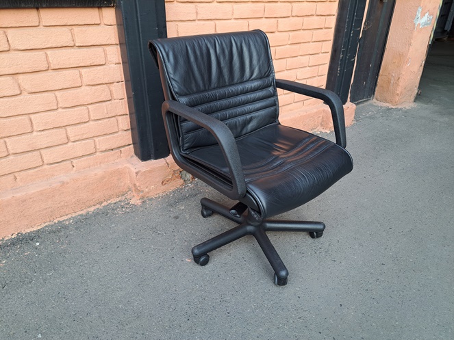 Sillones giratorios con brazo / tapiz cuero negro / Usado N #2