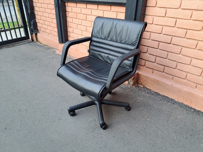 Sillones giratorios con brazo / tapiz cuero negro / Usado N #3