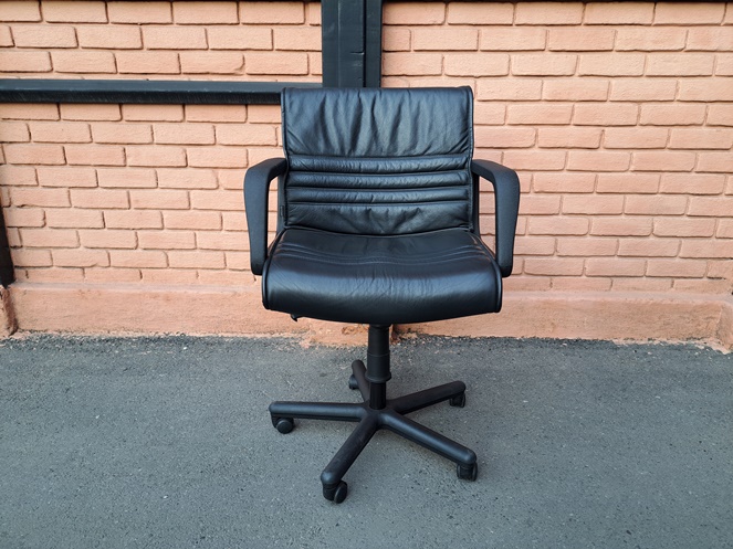 Sillones giratorios con brazo / tapiz cuero negro / Usado N #4