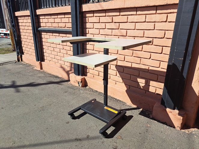 Mesa de Trabajo Regulable con ruedas / Usado #3