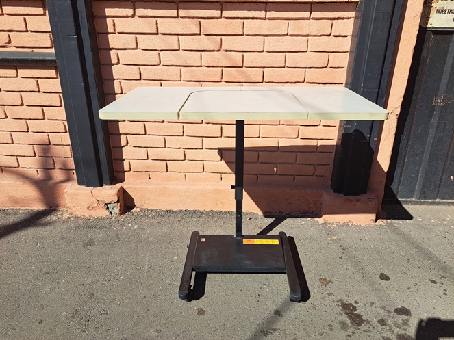 Mesa de Trabajo Regulable con ruedas / Usado #5