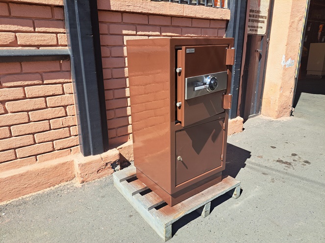 Caja Fuerte marca Bash con clave / Café / Usada / 299 #2