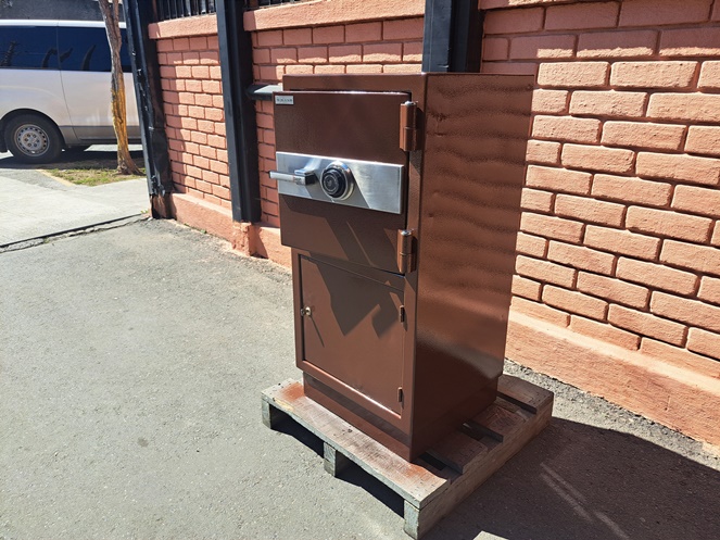 Caja Fuerte marca Bash con clave / Café / Usada / 299 #3