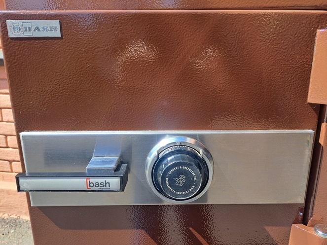 Caja Fuerte marca Bash con clave / Café / Usada / 299 #4