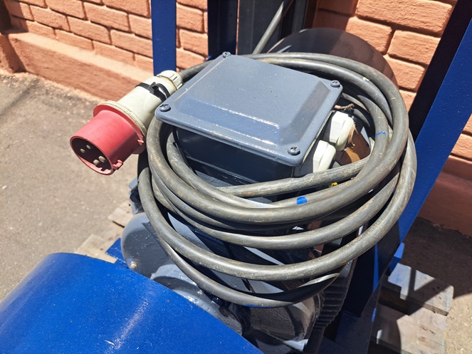 Motor Eléctrico C / soporte y tablero eléctrico / 30 hp / 380V. / 1.470 rpm / N2 / Usado  #9