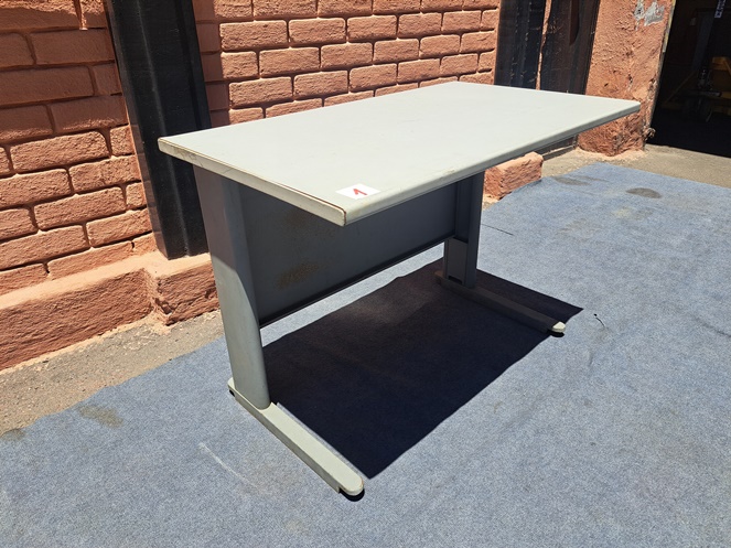 Mesa Escritorio Estructura metálica cubierta de Melamina / Usada / N1 #2