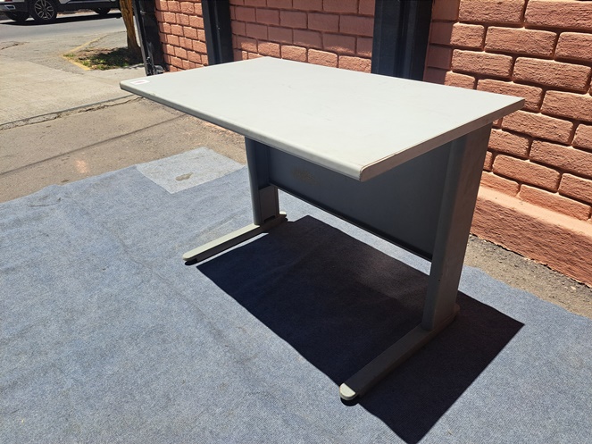 Mesa Escritorio Estructura metálica cubierta de Melamina / Usada / N1 #3