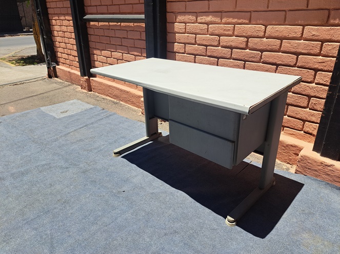 Mesa Escritorio Estructura Metálica cubierta de Melamina / 2 cajones / Usada / N2 #3