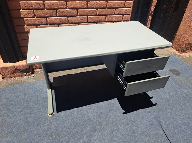 Mesa Escritorio Estructura Metálica cubierta de Melamina / 2 cajones / Usada / N2 #4
