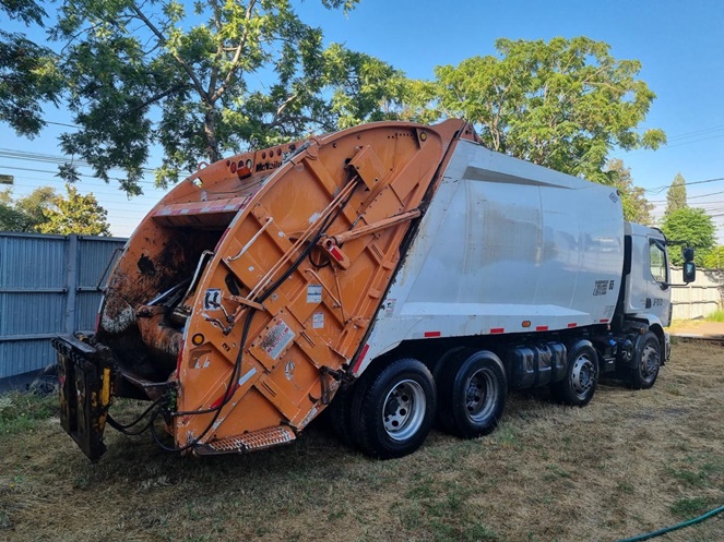 Camion Volvo / Modelo VM 330 Con equipo recolector / Año 2017 / Usado #3