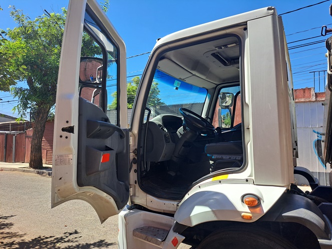 Camión Ford / Modelo Cargo 1719 con Pluma / Año 2014 / Usado #8