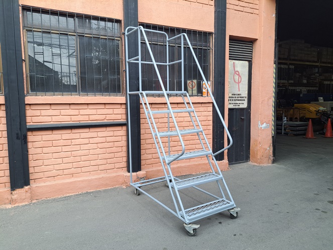 Escala Tipo Avión / Estructura Metálica / 5 Peldaños / Galvanizada / MOD1 /  Usado