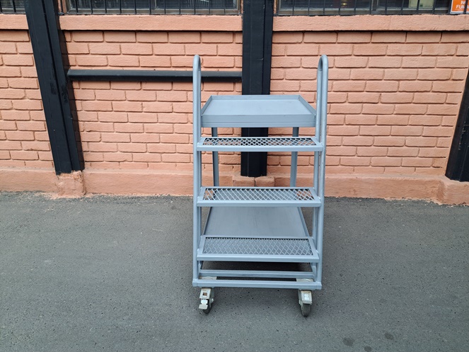 Mesa - Escala / Estructural Metálica / 3 peldaños / Galvanizada / Usado