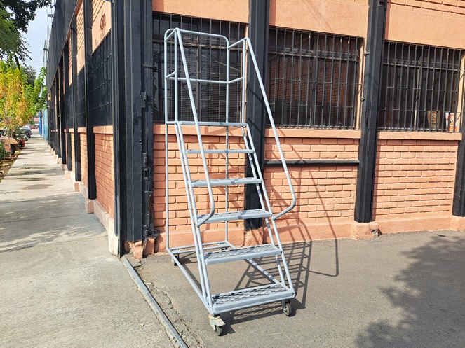 Escala Tipo Avión / Estructura Metálica / 5 Peldaños / Galvanizada / MOD2 / Usado