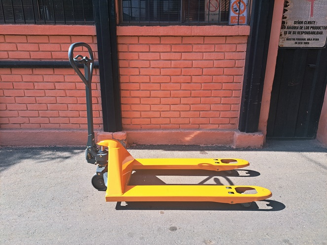 Transpaleta Marca Jungheinrich / 2.200 kg / Usada